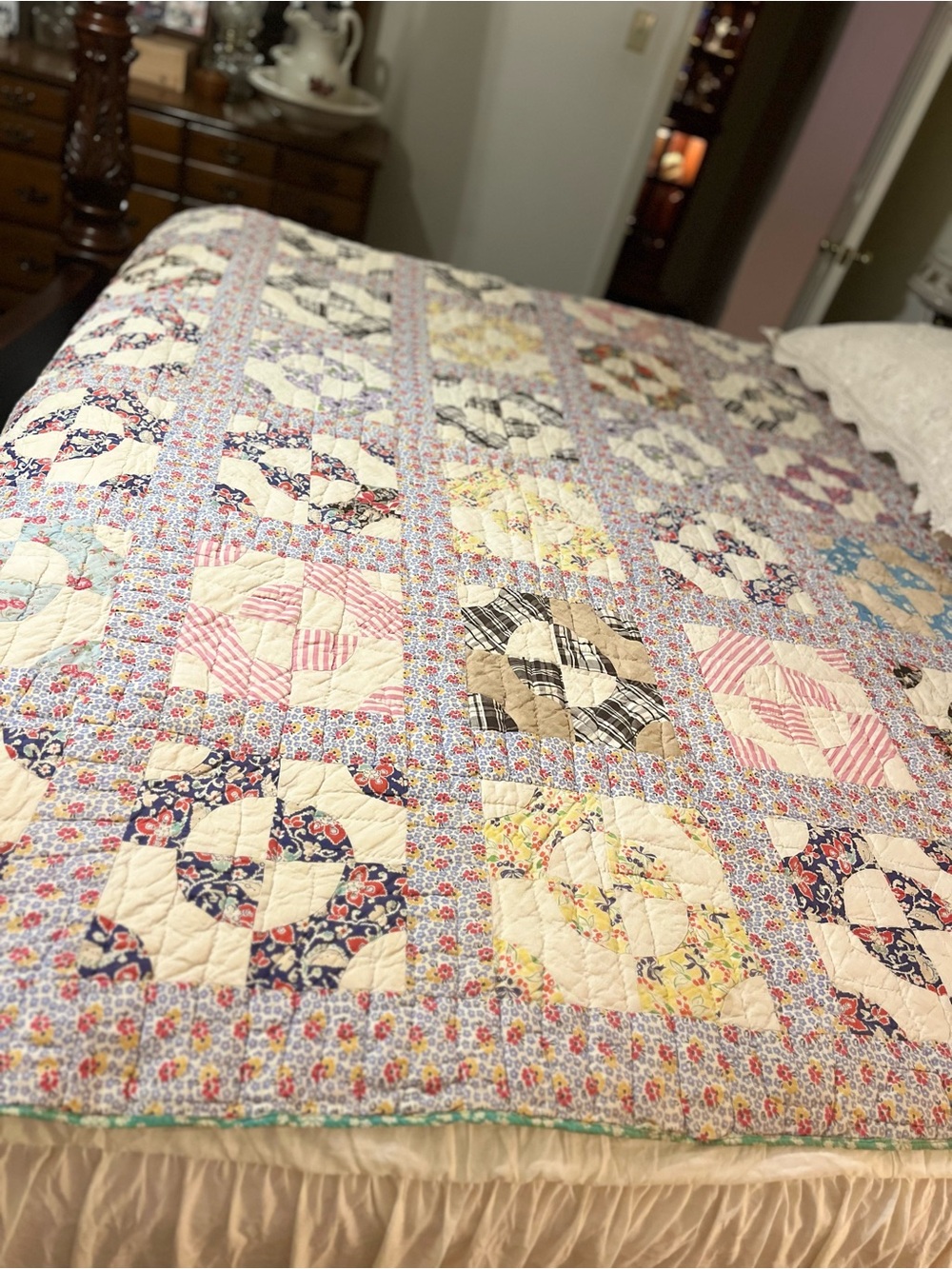 Antique Handmade Feed-sack Quilt,  Drunkard Path or Jacob's Ladder Pattern